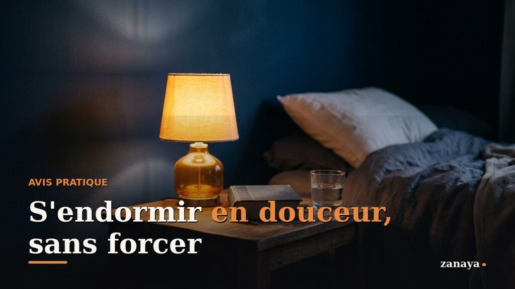 Table de chevet la nuit, lampe ambree douce et livre pose, ambiance calme propice au sommeil