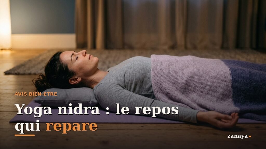 Personne allongee sur le dos en relaxation profonde de yoga nidra, lumiere tamisee du soir